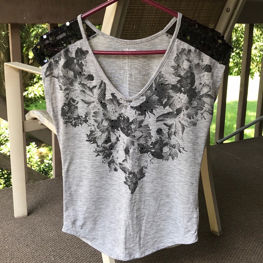 Express woman’s sleeveless top